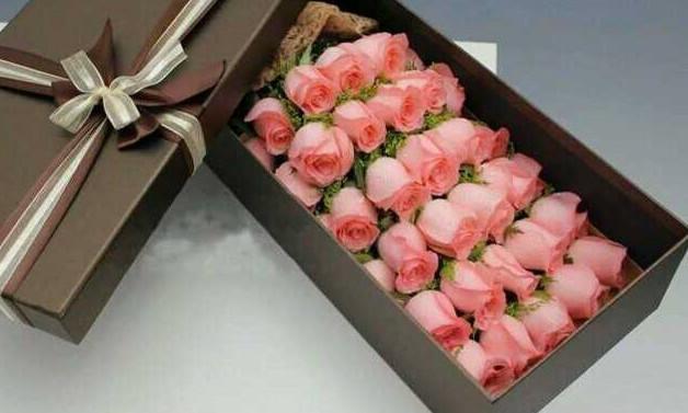 玫瑰花礼盒图片，你要学会接受命运的残缺和悲哀