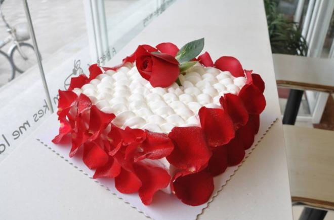 三层玫瑰花蛋糕图片，男人多少要有点宠爱欲