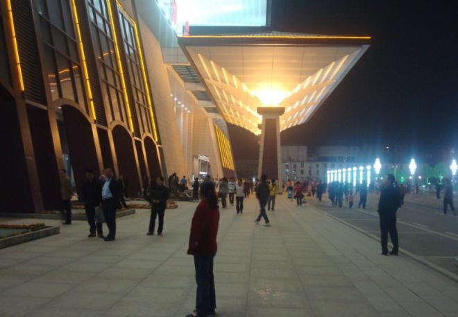 哈尔滨火车站夜景图片，但生活并不仅仅是一连串失败，痛苦和不幸