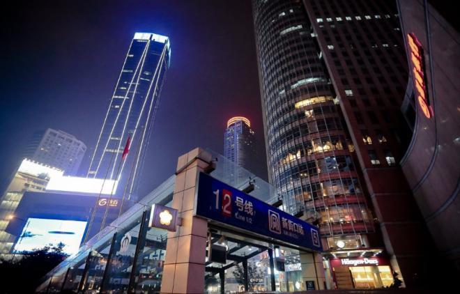 南京新街口夜景图片，而不是被迫做更多不愿做的事