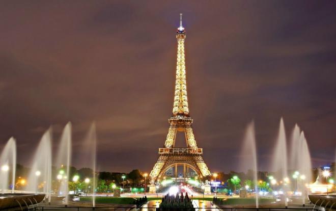 巴黎铁塔夜景高清图片，有些留恋至今，萦绊于身