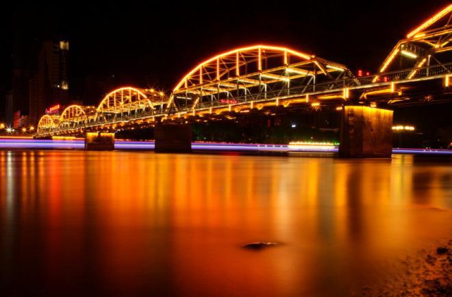 中山桥夜景图片，彼此的距离却越远，矛盾也越多