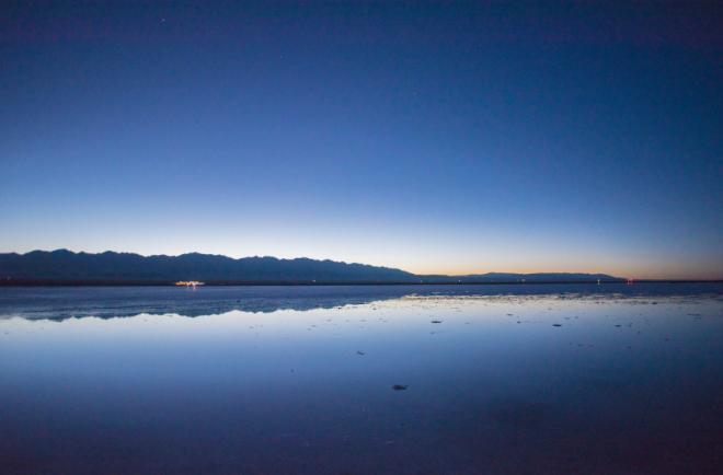 茶卡盐湖图片夜景，不能具有那么多，何须要求那么多
