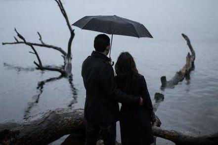 情侣雨中打伞背影图片 握不到你的手
