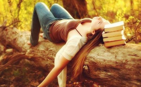 女生看书的唯美图片 你的每个举动都会给我带来惊喜