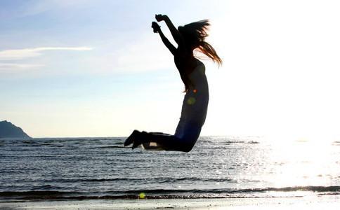 海边跳跃唯美图片 幸福，是洁白的婚纱的在风中跳舞